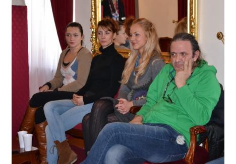 Regizorul spectacolului "Ţiganiada", Sorin Militaru, alături de noile actriţe ale Teatrului Regina Maria - de la dreapta la stânga - Dania Ţinca, Andreea Gabor şi Anda Tămăşanu